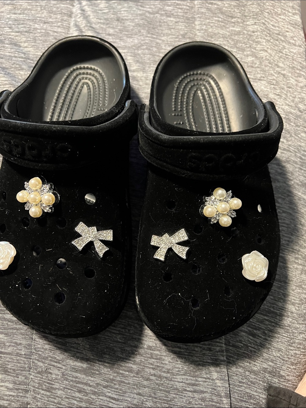 Kids CROCS  Black Velvet Slip-On Clogs with Pearl & Bow Charms J4